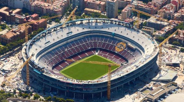 Tragedie pe șantierul Camp Nou, unde lucrează și muncitori români. Un muncitor și-a pierdut viața în timpul lucrărilor