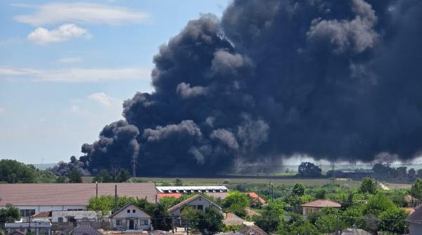 Incendiu uriaș după accidentul dintre o autocisternă cu benzină și un buldoexcavator pe DN2A, la Hârșova. A fost instituit un perimetru de siguranță de 800 de metri
