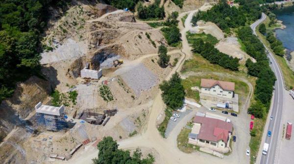 Case crăpate și drumuri rupte de camioanele care construiesc autostrăzi