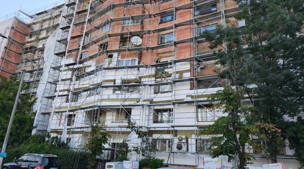 REPORTAJ: Salahor pentru o zi în construcții. Când ridici 180 de găleți cu ciment până acolo unde începe cerul și n-ai ce pune pe masă