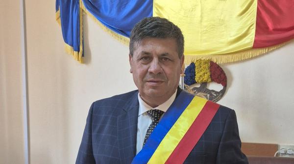 un primar aur a fost gasit spanzurat in pod