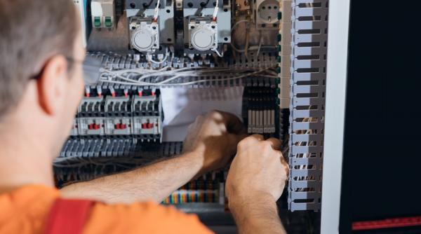 Relee, contactori și butoane: soluții de automatizare pentru instalații industriale și rezidențiale