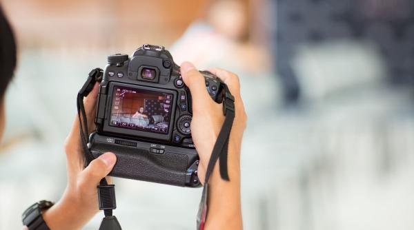 Gen Z renunță la telefon pentru camere digitale vechi de 15-20 de ani. Digicam aesthetic e noul trend viral