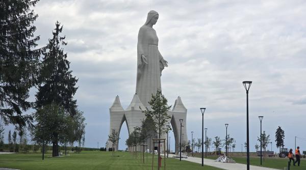 Un miliardar construiește într-un sat din Polonia cea mai înaltă statuie a Fecioarei Maria din Europa