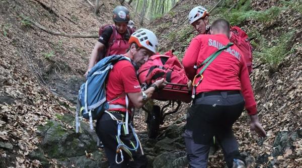 Intervenție de urgență în Făgăraș: Un turist de 73 de ani a căzut mortal într-o râpă