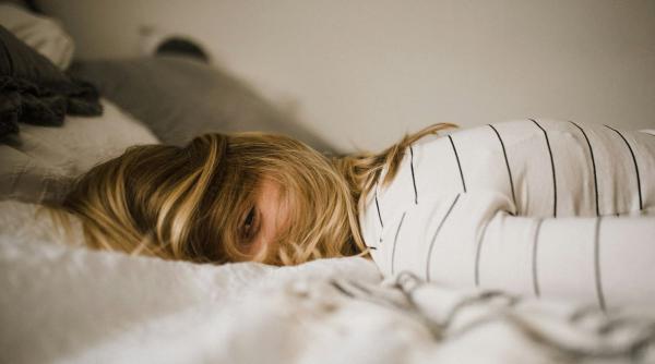 Ce este "revenge bedtime procrastination, fenomenul care te ține treaz la miezul nopții