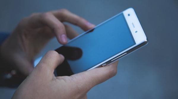 Atenție la mesajele primite pe WhatsApp și Facebook: Noua metodă prin care hackerii îți golesc contul