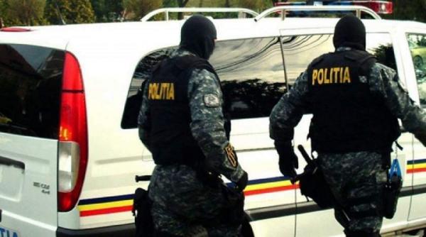 Copil luat ostatic în Uricani! Un bărbat înarmat amenință că îl ucide. Se pare că agresorul este tatăl copilului