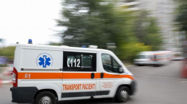 Teribilism la Galați: un copil de 15 ani, fără permis, s-a izbit cu o mașină furată de un stâlp