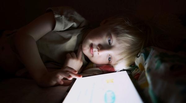 Algoritmii decid ce văd copiii pe internet. Unul din trei adolescenți ajunge la conținut despre automutilare fără să îl caute