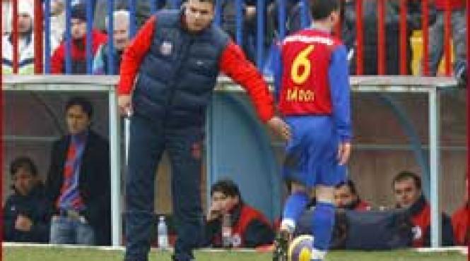 steaua chititi pe arbitri