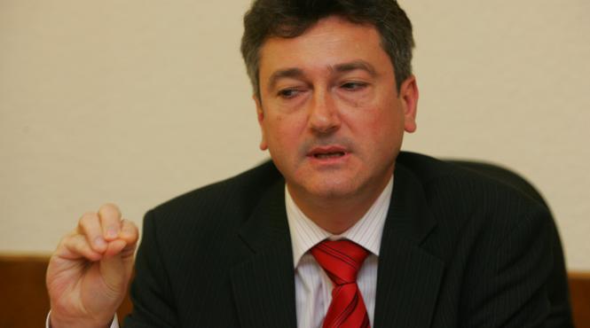 e absolut fals ca sunt tot timpul plecat