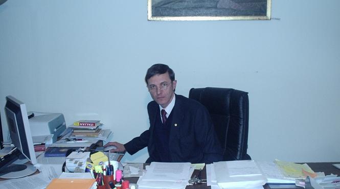 alba neagra cu demisia