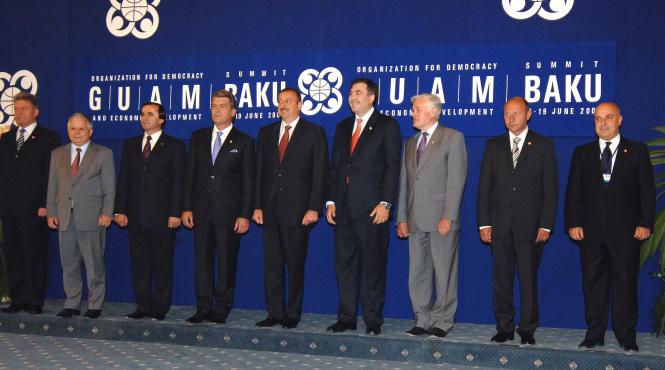 singuri in fata moscovei