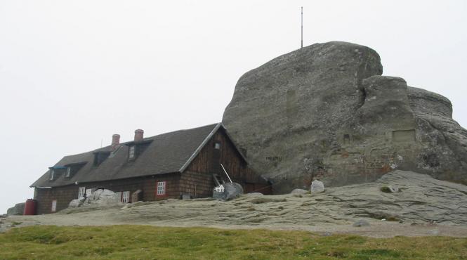la inaltime caldura mare si la varful omu