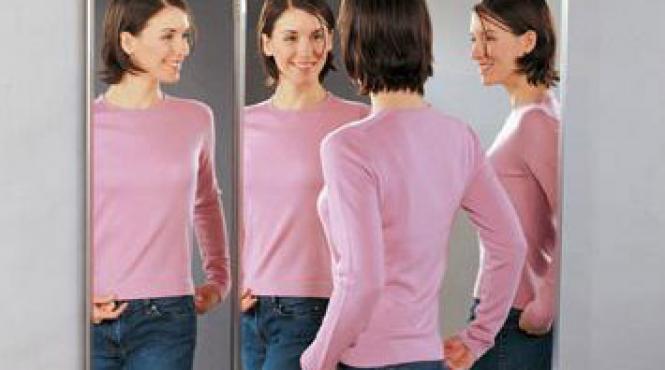 in fata oglinzii fara masca