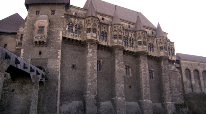 dezinteres asezari arheologice biserici si cladiri vechi de sute de ani zac in paragina