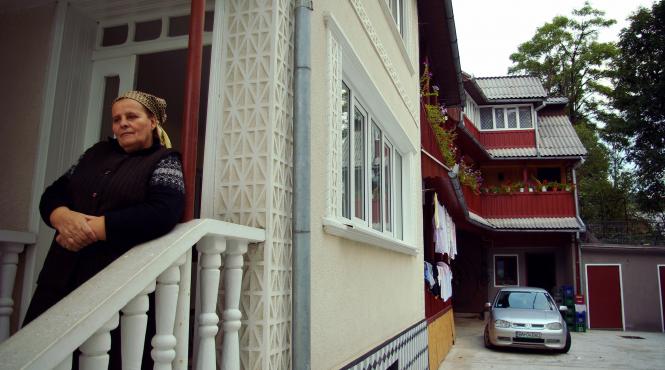 satul ridicat cu doua palme