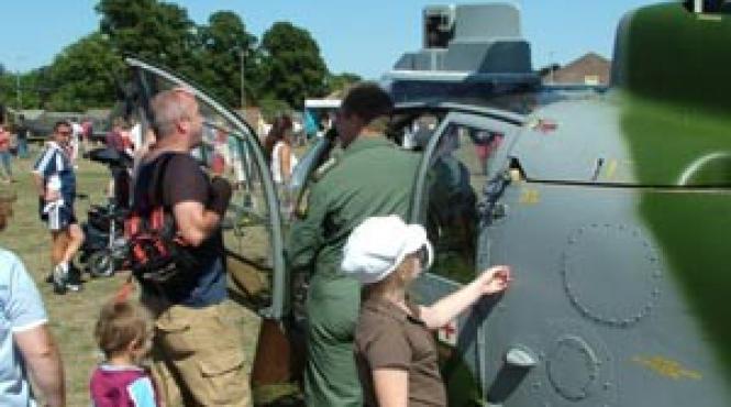 tehnica militara si holograf in piata constitutiei