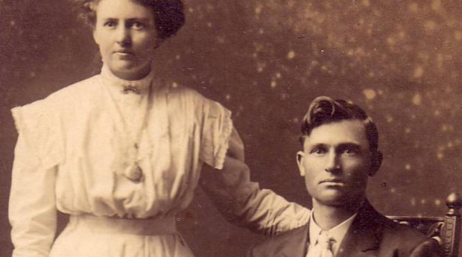 pe gaura cheii cu dedicatie pentru irinel si monica