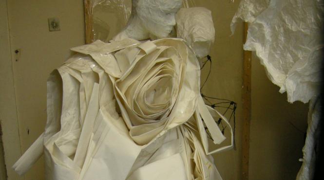 studentii fac haine din hartie