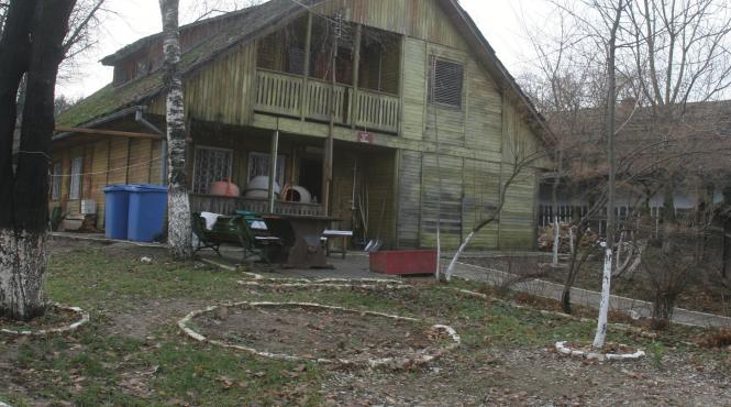 un teatru si un muzeu se cearta pe o casuta