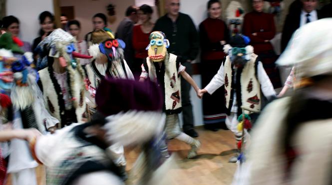 uratii satului scosi la strada