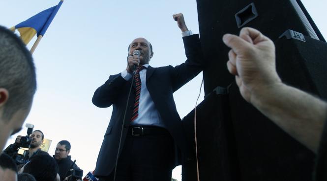 traian basescu o luna pe tusa