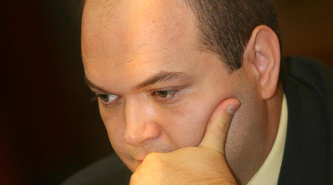 leul isi continua deprecierea