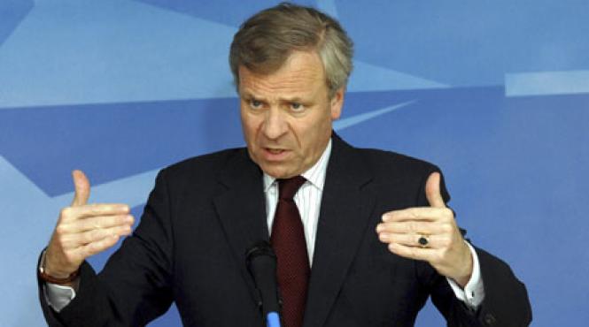 teodor melescanu ii face cadou o sabie lui hoop scheffer