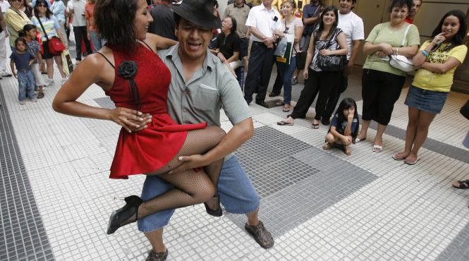 suvenir in pasi de tango argentinian