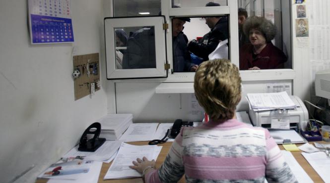 pensionarii se calesc la cozi