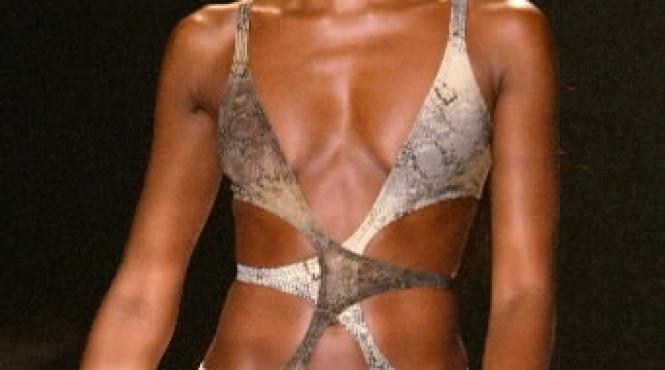 naomi campbell se recupereaza in urma unei operatii