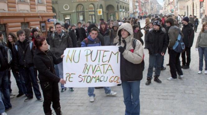 doua pizza sau o carte pe luna