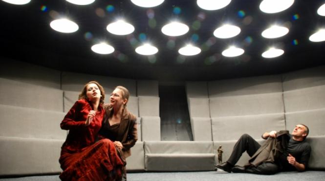 cu usile inchise la poalele tampei