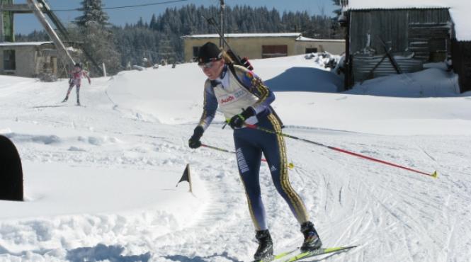 tofalvi regina cu schiuri si arma