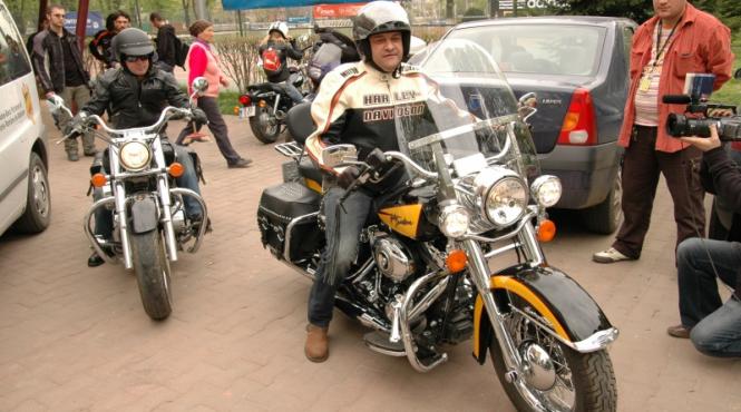 vedetele marsaluiesc pe doua roti cu motor