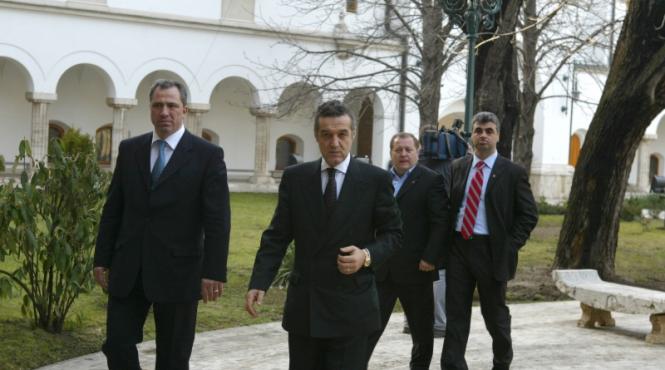 cronica unei mituiri anuntate si traseul valizelor cu bani in natura