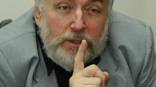 nebunul de alb si regina neagra