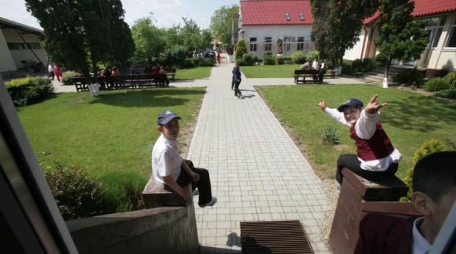 aici banii sint scumpi