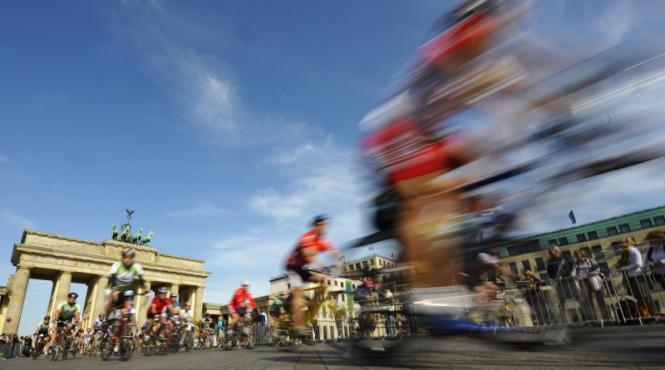 cu bicicleta pe sub poarta brandenburg