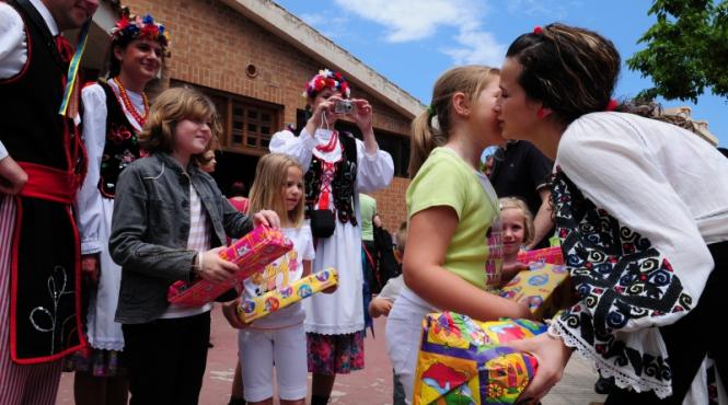 de 1 iunie copiii romani din castellon au dat jucarii copiilor polonezi