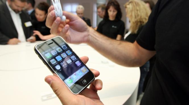 iphone 3g tine lumea pe jar