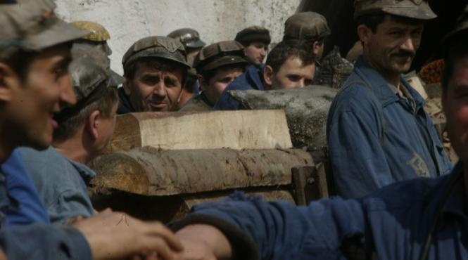 guvernul cedeaza minerilor