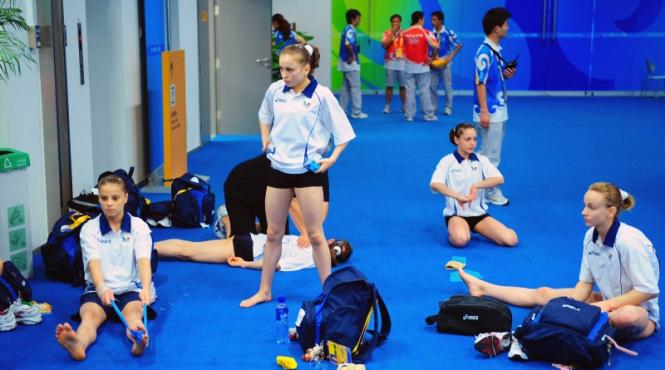 in spatele usilor inchise