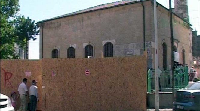 tomis mall ataca si geamia si biserica