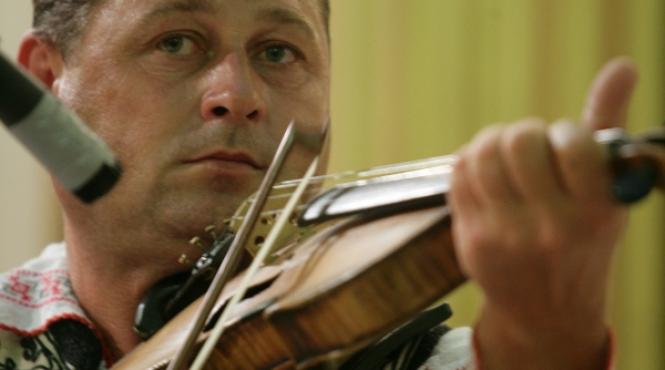 la hora olteneasca inimile joaca