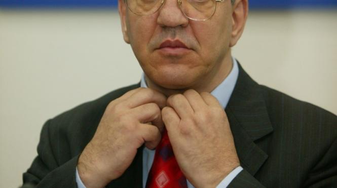 alba neagra cu suspendarea