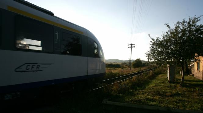 trenul privat il trage pe dreapta pe cel de stat