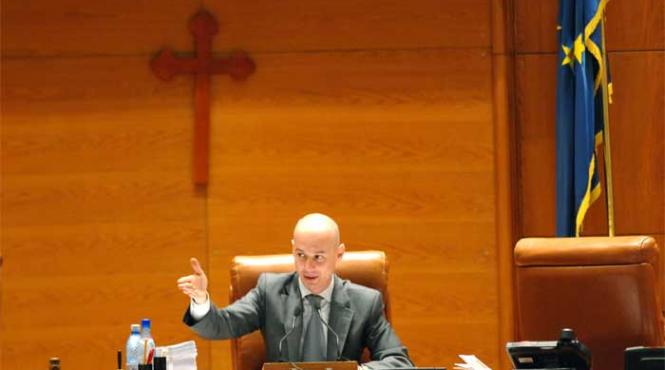 camera deputatilor bogdan olteanu cu lacatul in mana